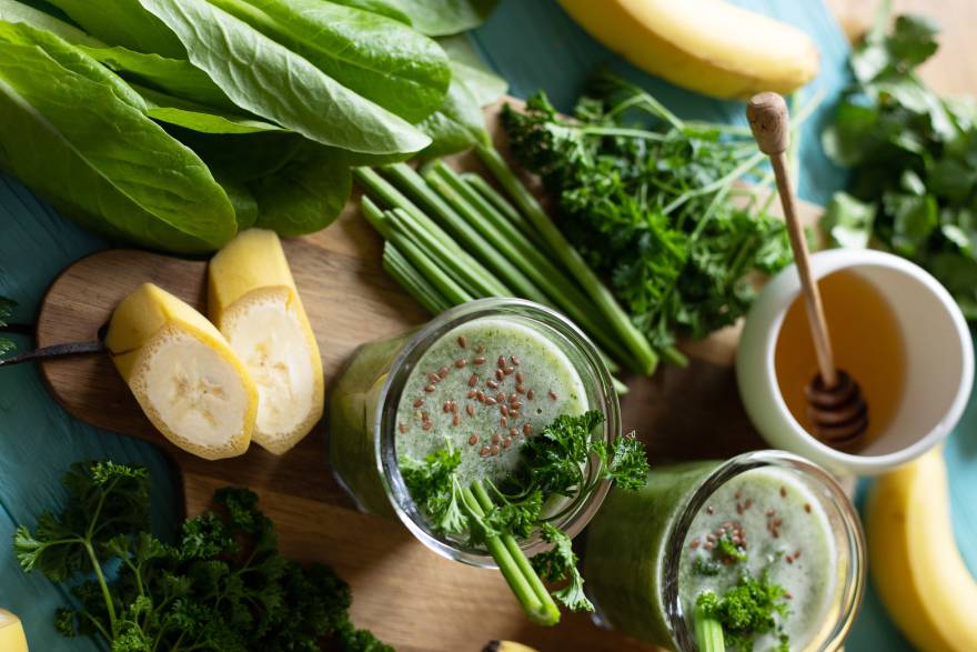 Zeleni smoothie i sastojci na stolu