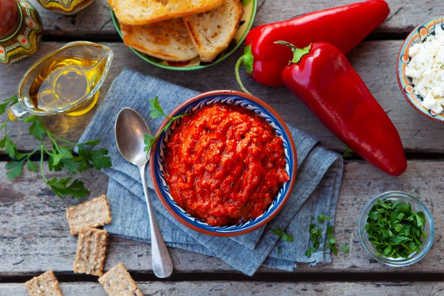 ajvar i paprika na stolu