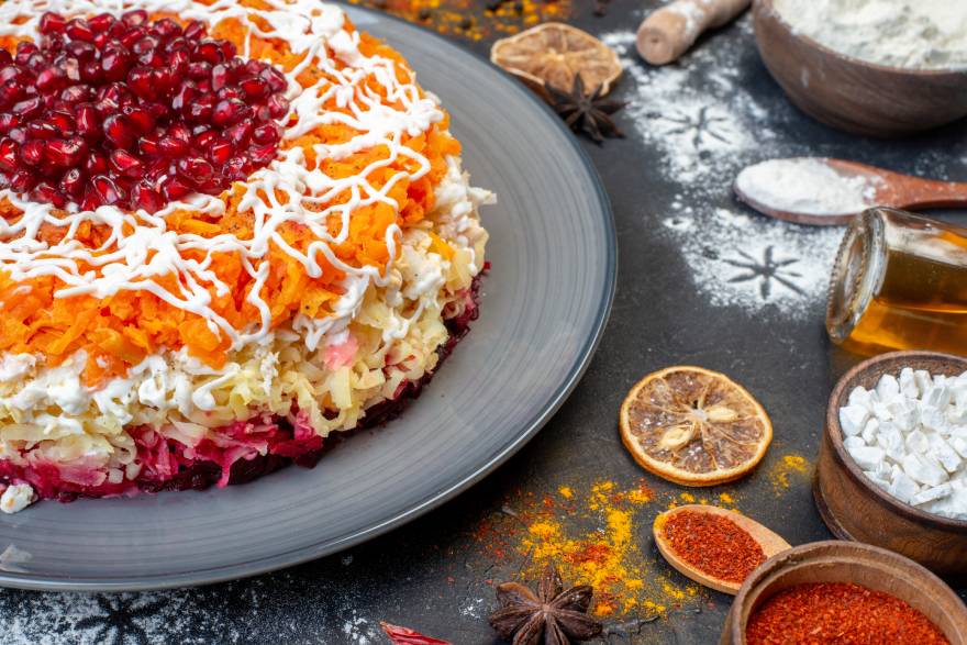 Voćna salata na stolu pored začina