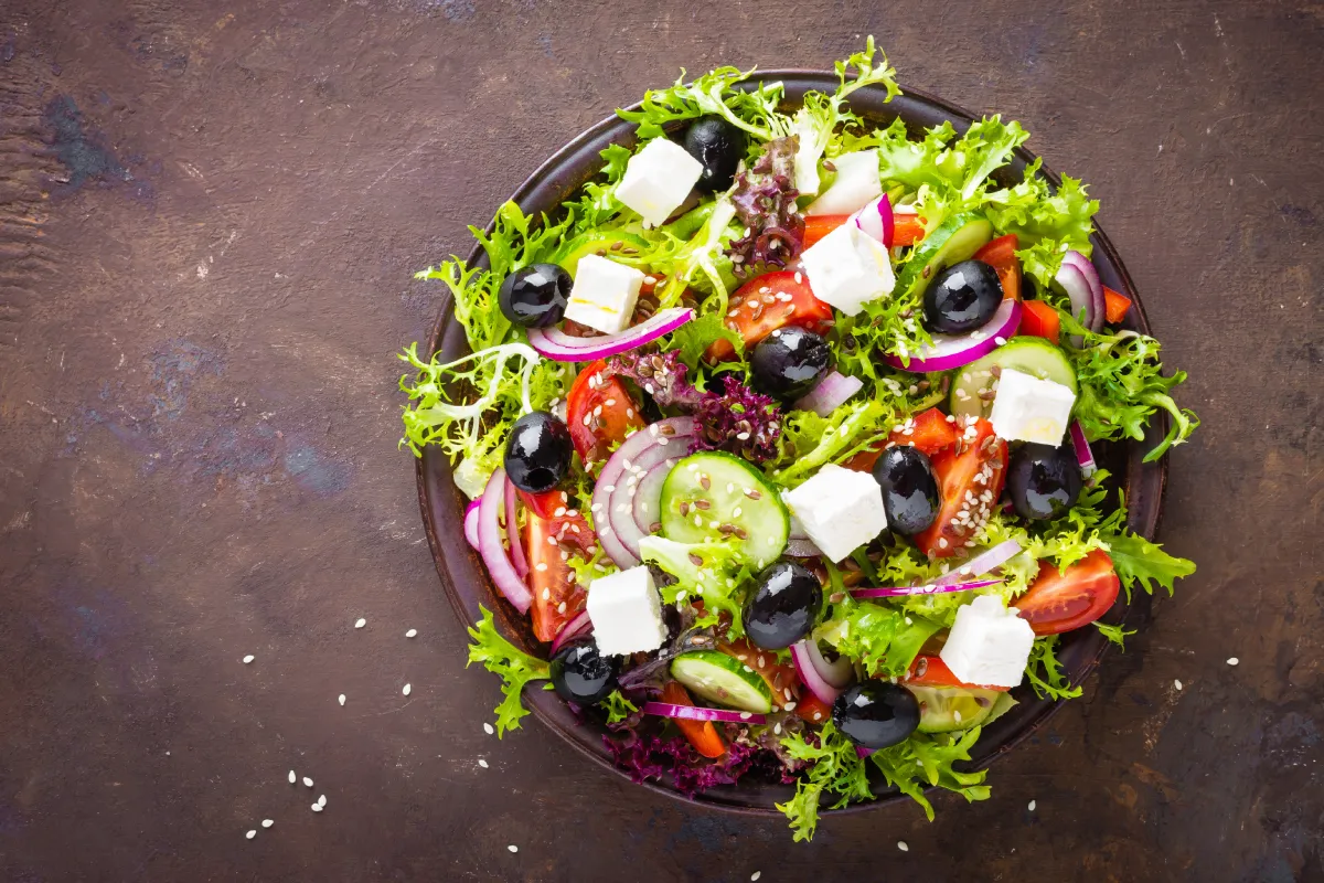Grčka salata sa fetom i maslinama – Recept