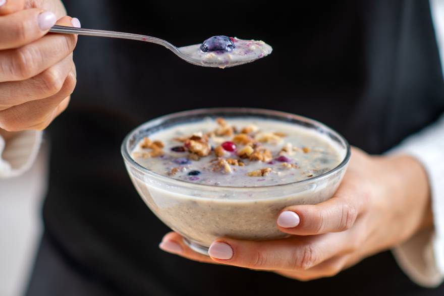 Osoba jede "overnight oats" za doručak