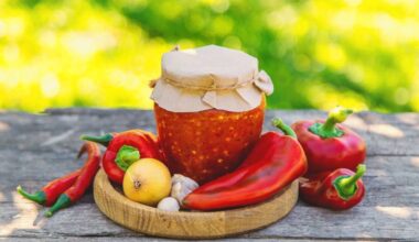 Ajvar u staklenoj tegli na stolu napolju