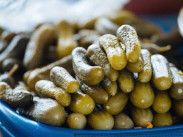 kiseli krastavci naslagani na tanjir