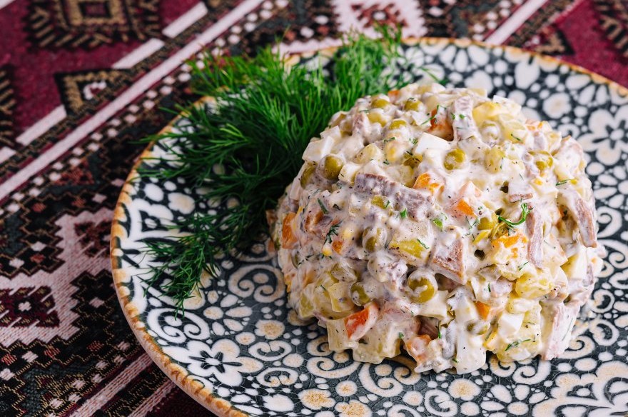 Ruska salata na šarenom tanjiru