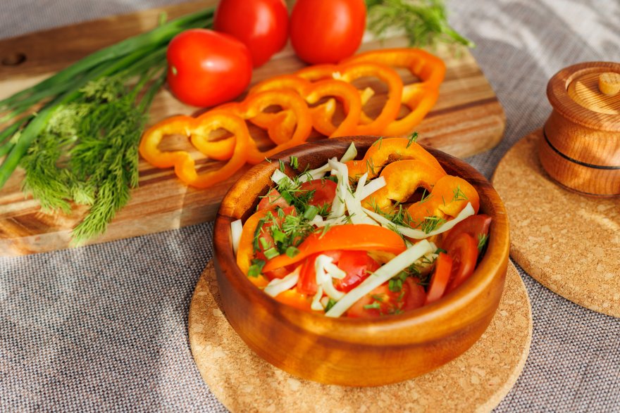 Šarena salata u činiji