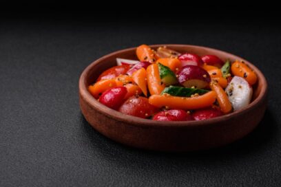 Šarena salata u činiji