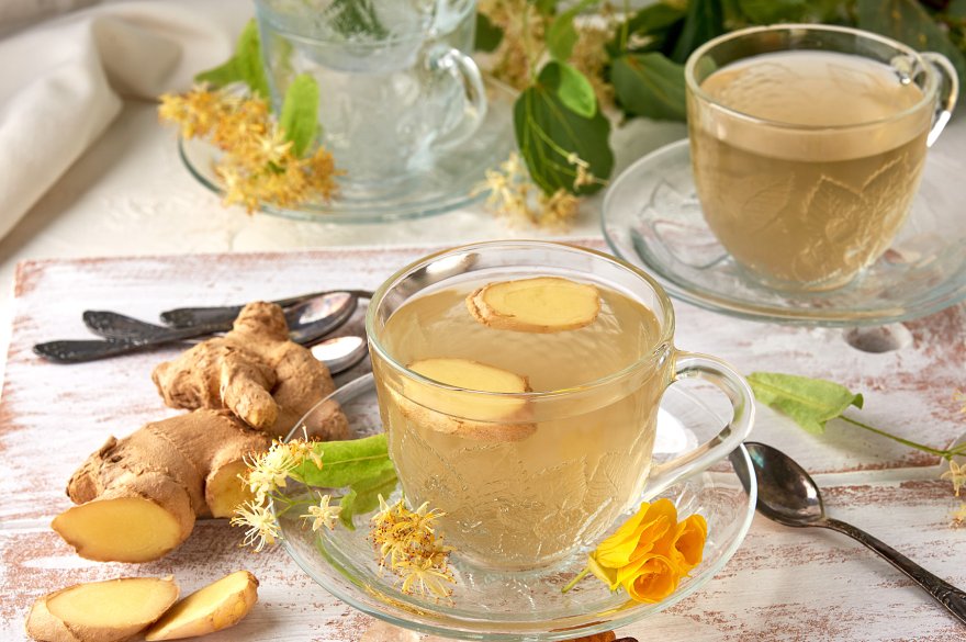 Čaj od djumbira u staklenoj šoljici