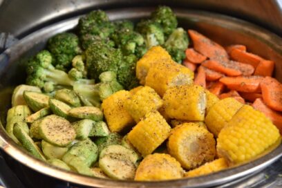 Kuvani kukuruz, šargarepa, i brokoli u loncu