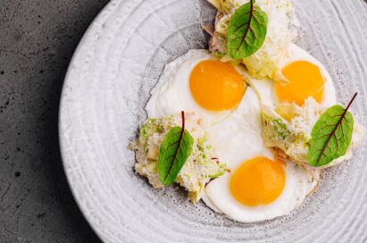 Tri pržena jaja na tanjiru