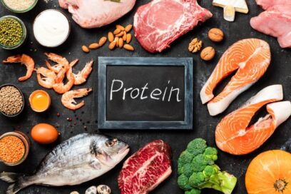 Razni proteini oko table na kojoj piše "protein"