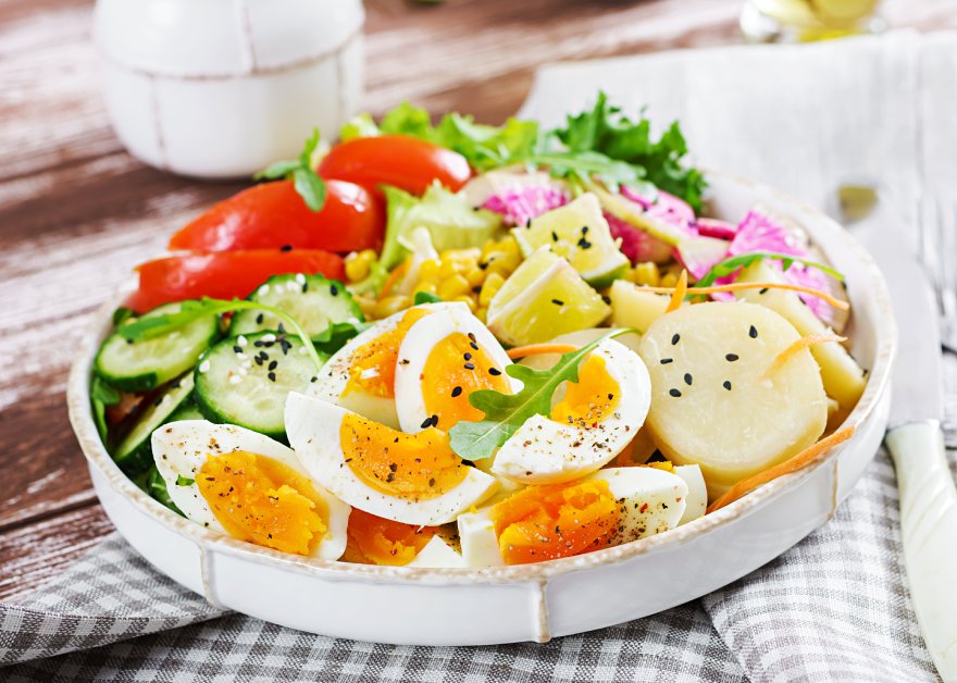 Salata od jaja i povrća u činiji