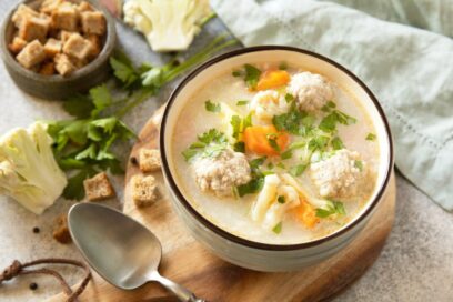 Čorba od povrća u činiji