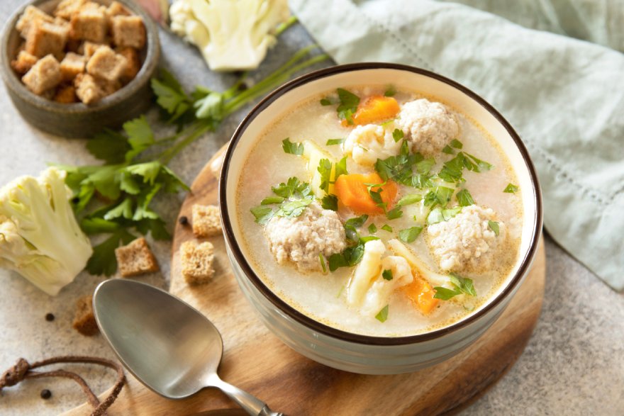 Čorba od povrća u činiji