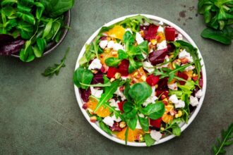 obrok salata na belom tanjiru
