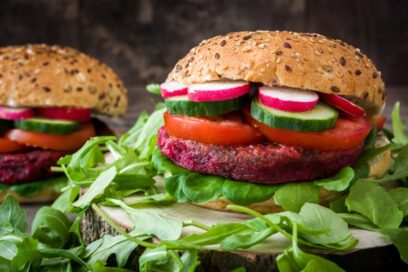 Dva veganska burgera na tanjiru