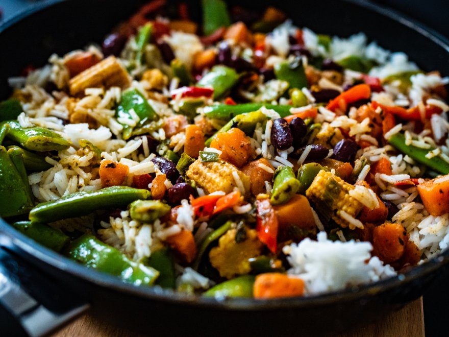 Veganski stir fry u tiganju